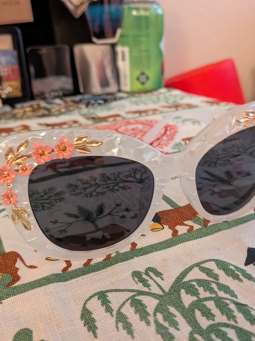 NWT -White Marbled Flower Cateye - Picture 6 of 7